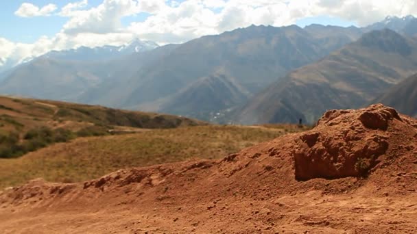 Bicicletta che passa da strada rocciosa — Video Stock