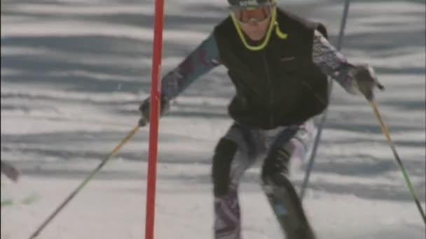 Skiër uitgevoerd een afdaling cursus — Stockvideo