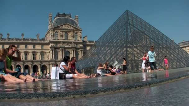 Peopel poblíž Louvre v Paříži. — Stock video