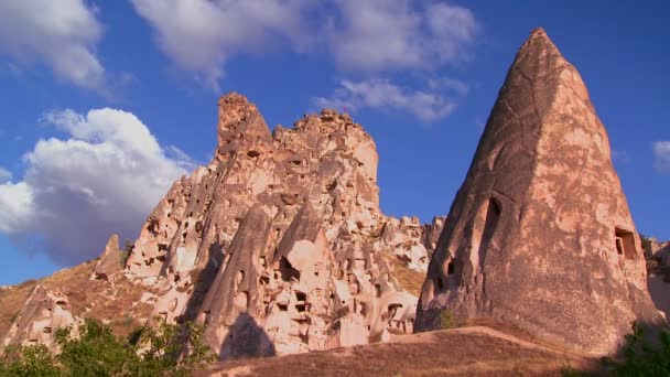 Torenhoge woningen in Cappadocië — Stockvideo