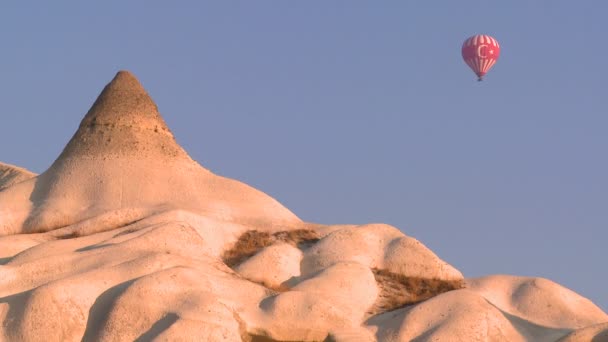 Ein Heißluftballon mit der türkischen Flagge — Stockvideo