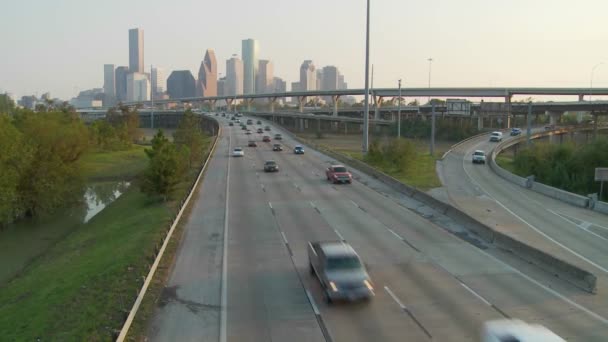 Samochody poruszają się wzdłuż autostrady w pobliżu Houston — Wideo stockowe