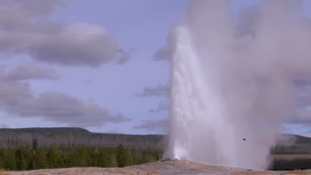 Old Faithful utbryter på Park — Stockvideo