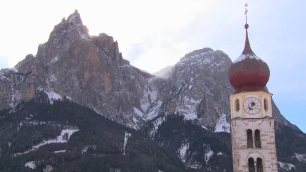 Nubes moviéndose sobre la iglesia — Vídeo de stock