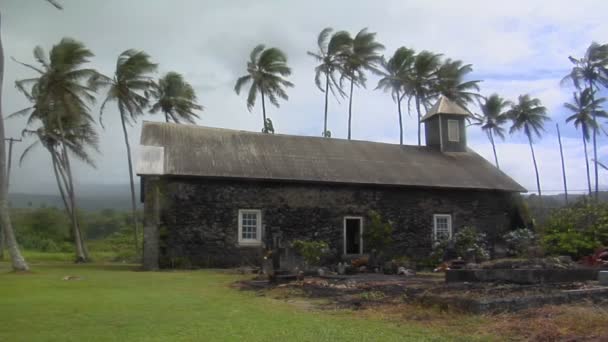 Una iglesia se encuentra en una isla tropical — Vídeos de Stock