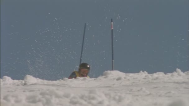 Skifahrer läuft eine Abfahrtsstrecke — Stockvideo