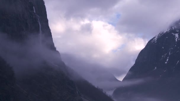 Nebel und Wolken hängen in den Fjorden — Stockvideo