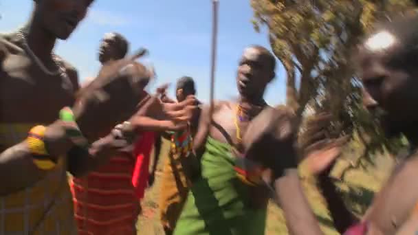 Воины масаи исполняют ритуальный танец — стоковое видео