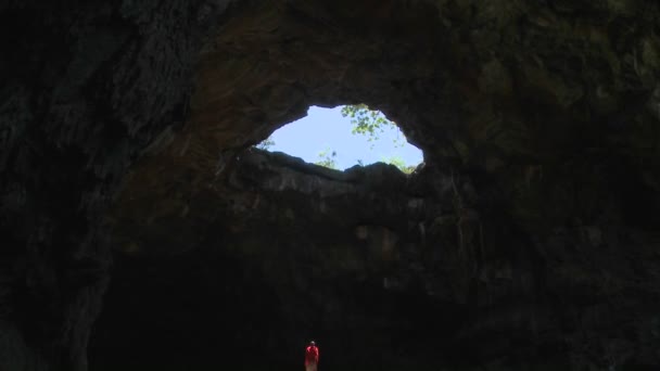 Maszáj harcos stading egy barlangban, Kenya — Stock videók
