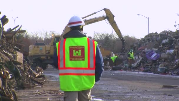 Odpad a suť buldozery v smetiště — Stock video
