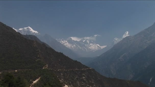 Mount Everest in afstand — Stockvideo