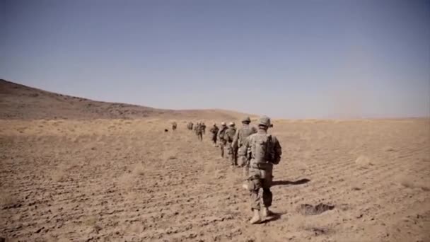 Des soldats américains patrouillent dans des villages afghans — Video