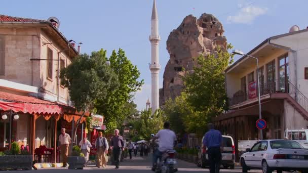 Γραφικό χωριό με τους πεζούς — Αρχείο Βίντεο