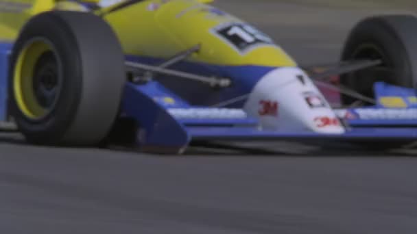 En racing bil rusar ner ett spår — Stockvideo