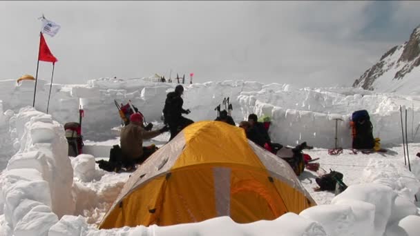Ορειβάτες κρέμεται έξω στα βουνά — Αρχείο Βίντεο