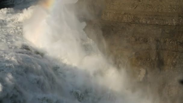 Arco iris en la parte superior de la cascada — Vídeos de Stock