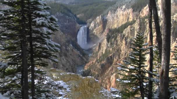 Ein Wasserfall stürzt die grandiose Schlucht hinunter — Stockvideo