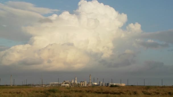 Nuages sur une raffinerie de pétrole — Video