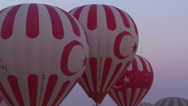 Bir sıcak hava balonu üzerinde görüntülenen Türk bayrakları — Stok video