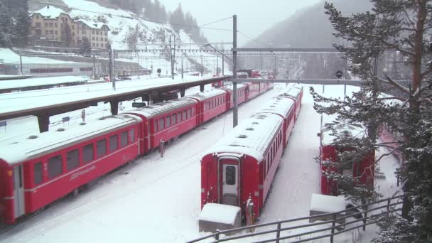 Ο σιδηροδρομικός σταθμός St. Moritz στοΕλβετία — Αρχείο Βίντεο