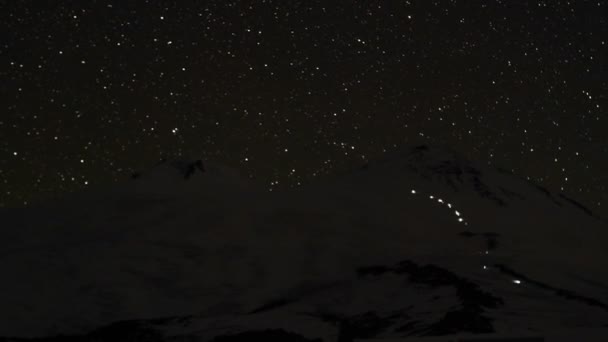 Bergsteiger auf dem Weg nach oben — Stockvideo