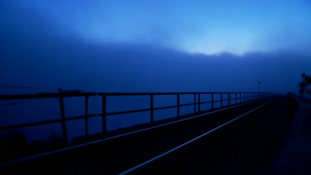 夕暮れ時に鉄道線路 — ストック動画