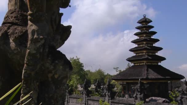 Een standbeeld van een Balinese god — Stockvideo