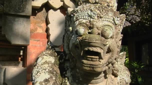 Un Dios Balinés talla en piedra — Vídeo de stock