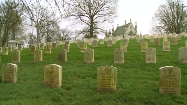 Кладбище обрамлено церковью — стоковое видео