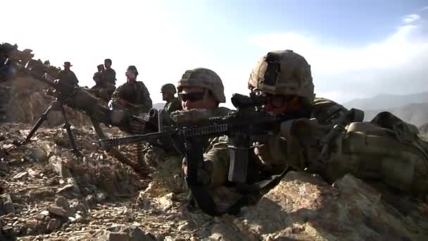 American soldiers go on patrolling — Stock Video