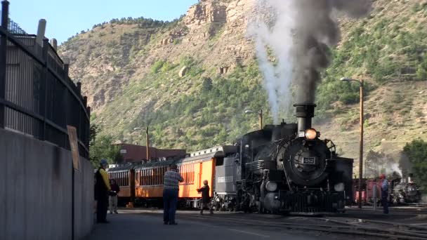 Pessoas treinam na estação — Vídeo de Stock