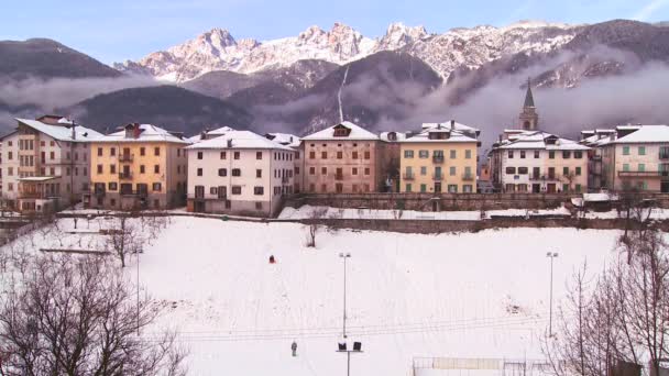 Заснеженная деревня в Альпах — стоковое видео