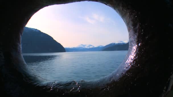 Schiff überquert die Fjorde Norwegens — Stockvideo