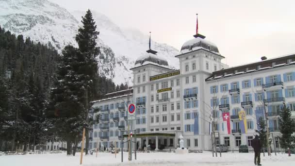 Hotel śniegiem w górach — Wideo stockowe