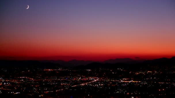 Coucher de soleil sur une ville animée — Video