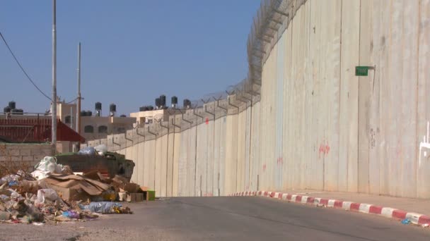 Collecte des ordures le long de la base de la barrière de Cisjordanie — Video