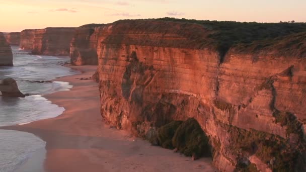 Doze Apóstolos se destacam ao largo da costa — Vídeo de Stock