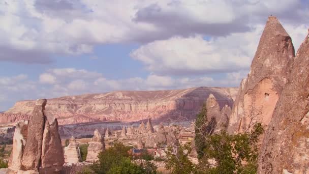 Chmury nad formacje skalne w Cappadocia — Wideo stockowe