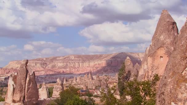 Moln över klippformationer på Cappadocia — Stockvideo