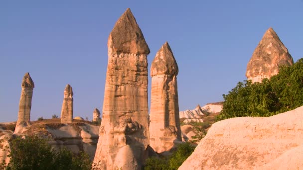 Formations montagneuses sur une colline — Video