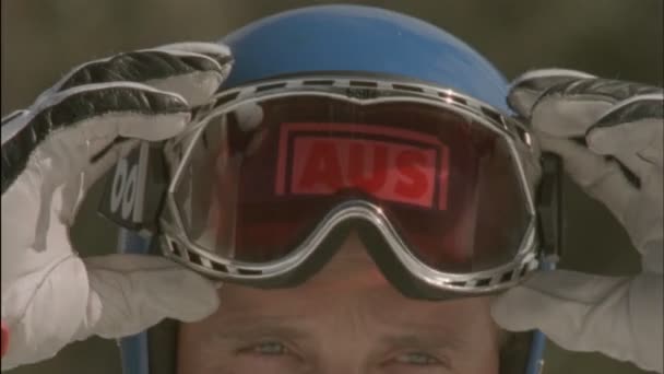 Лыжник настраивает очки. . — стоковое видео