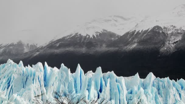 Pie glaciar contra montañas escarpadas — Vídeos de Stock