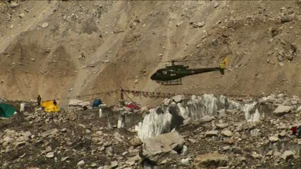 Helicóptero saliendo del campamento base — Vídeos de Stock