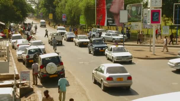 Tanzania met voertuigen verkeer — Stockvideo