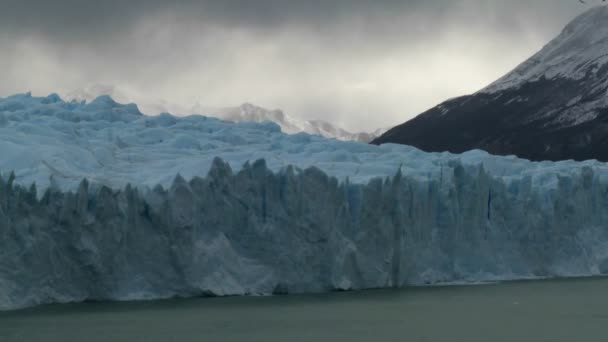 Moln över en glaciär — Stockvideo