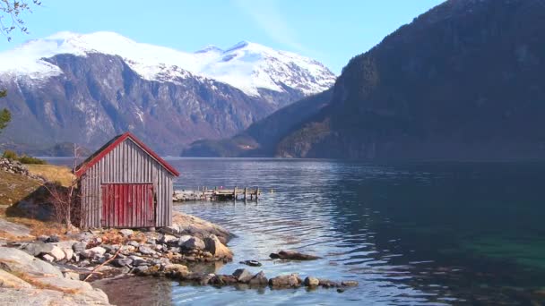 Norwegische Fjorde mit verwittertem Bootshaus — Stockvideo