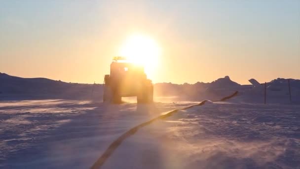 En tundra buggy kör över en is — Stockvideo