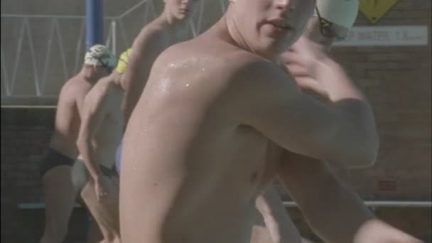 Mannelijke zwemmers duik in het zwembad — Stockvideo