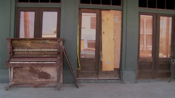 Piano sits in front of a Glaveston bar — Stock Video