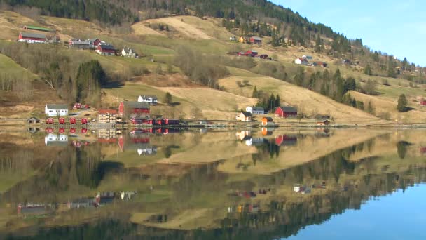 Dörfer und Bauernhöfe in den Fjorden — Stockvideo